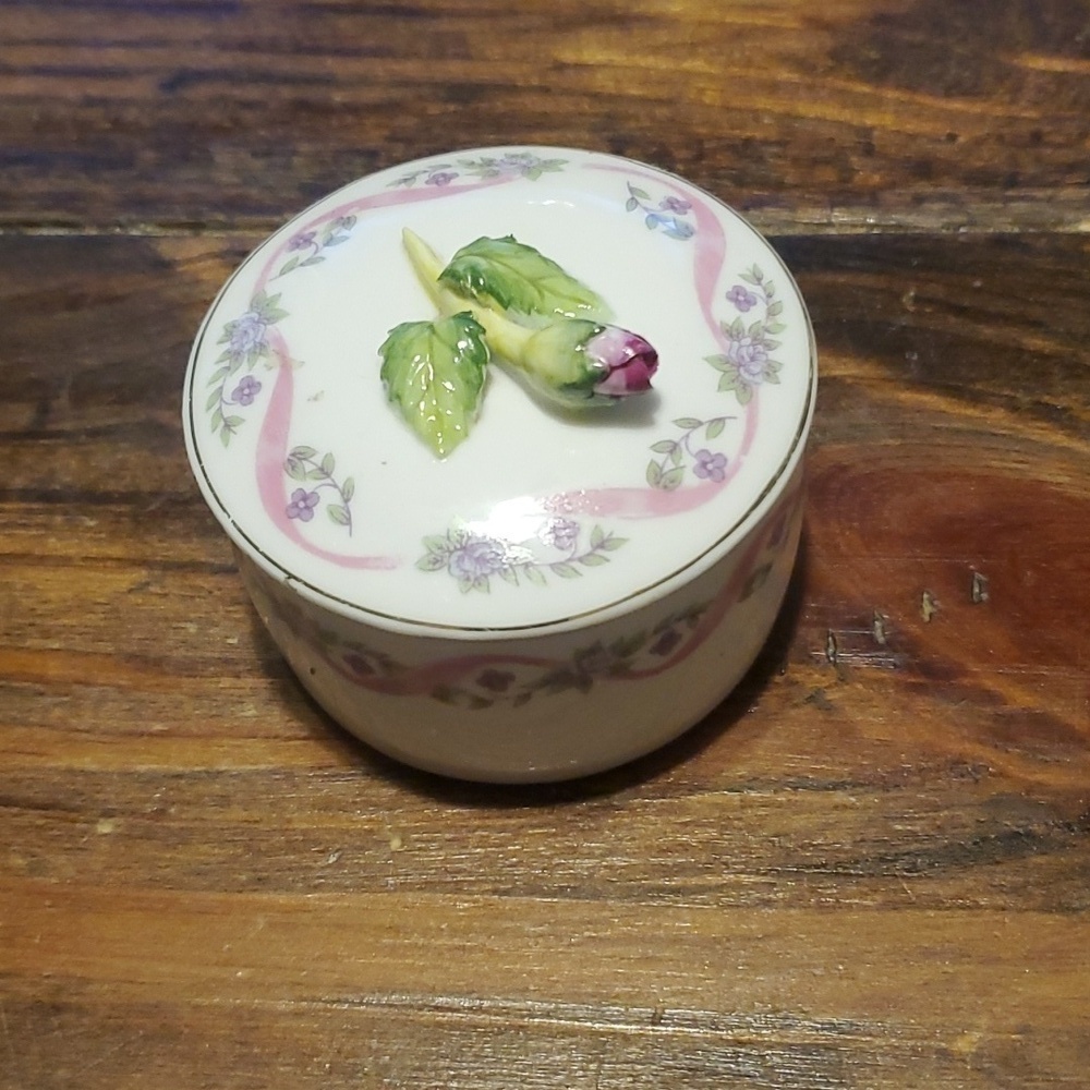 Mann Fine Bone China Rose Trinket Box
